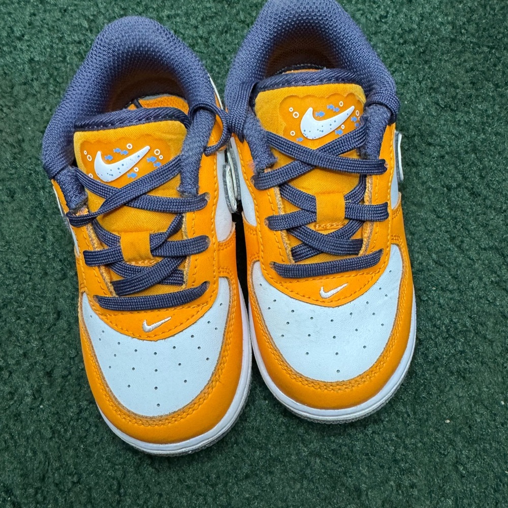 Nike Orange and White Sneakers Low-Top Style